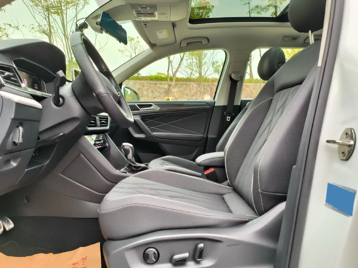 2023 Volkswagen Tiguan L 2.0T 186HP L4 7DCT,autocango,china used car exporter,china ev exporter,chinese used car exporter,chinese used ev exporter