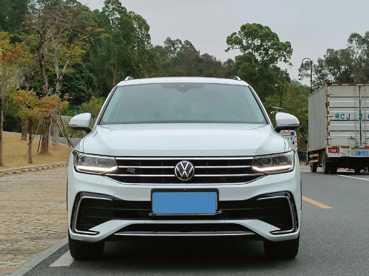 2023 Volkswagen Tiguan L 2.0T 186HP L4 7DCT,autocango,china used car exporter,china ev exporter,chinese used car exporter,chinese used ev exporter