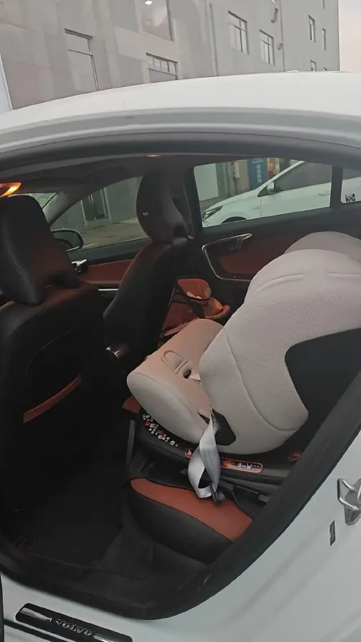 2019 Volvo S60 2.0T 245HP L4 8AT,autocango,china used car exporter,china ev exporter,chinese used car exporter,chinese used ev exporter