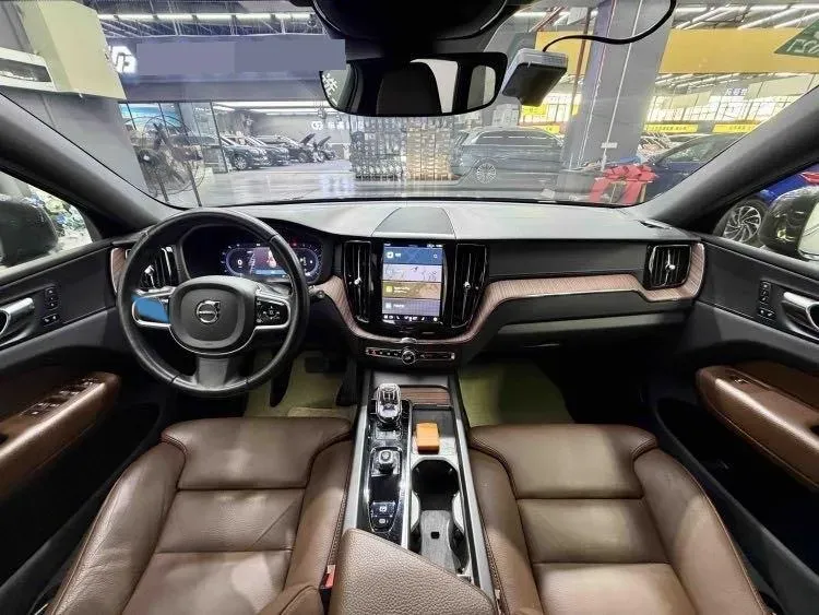 2022 Volvo XC60 2.0T 250HP L4 8AT,autocango,china used car exporter,china ev exporter,chinese used car exporter,chinese used ev exporter