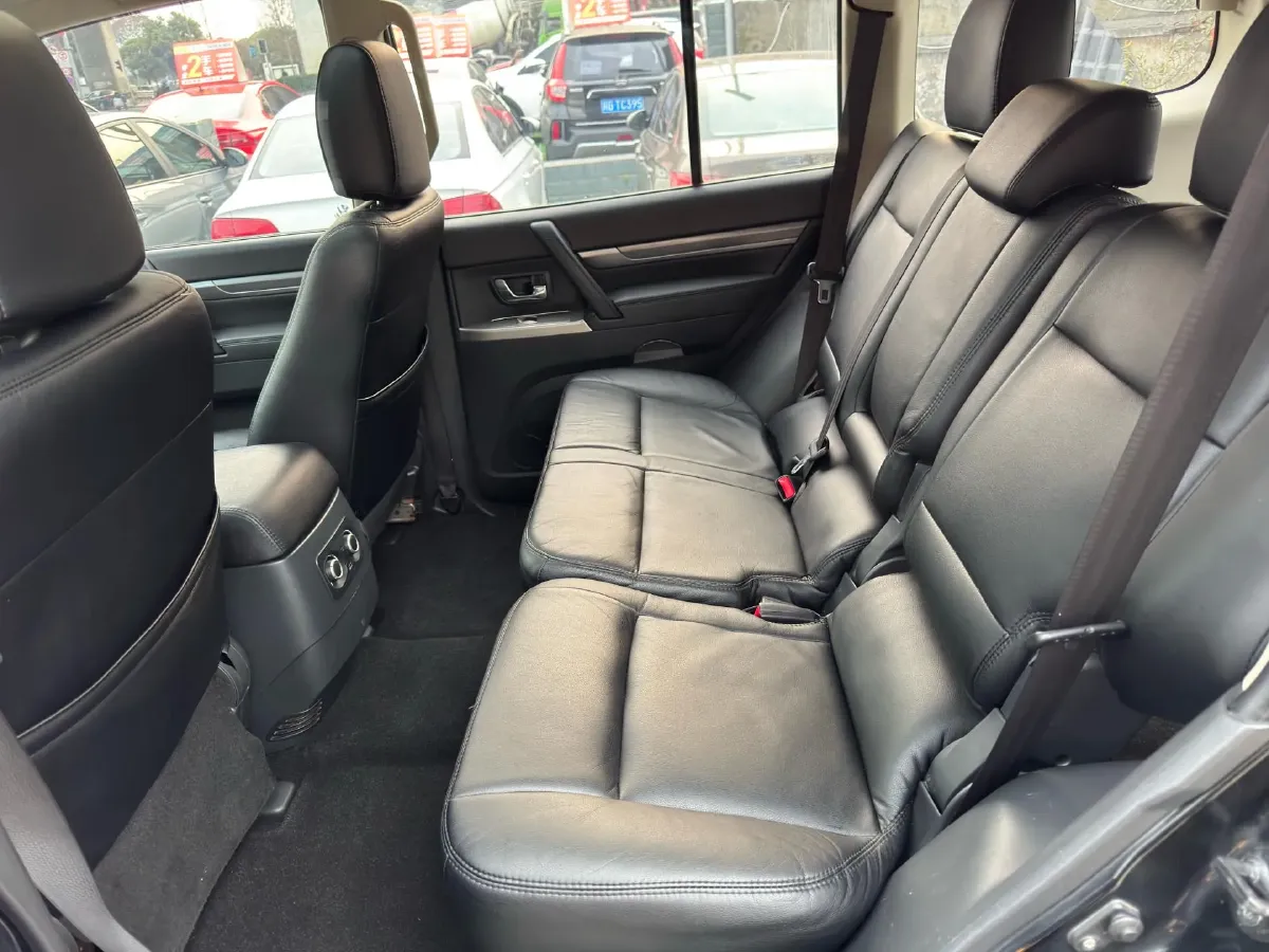 2016 Mitsubishi Pajero 3.0L 174HP V6 5AT,autocango,china used car exporter,china ev exporter,chinese used car exporter,chinese used ev exporter