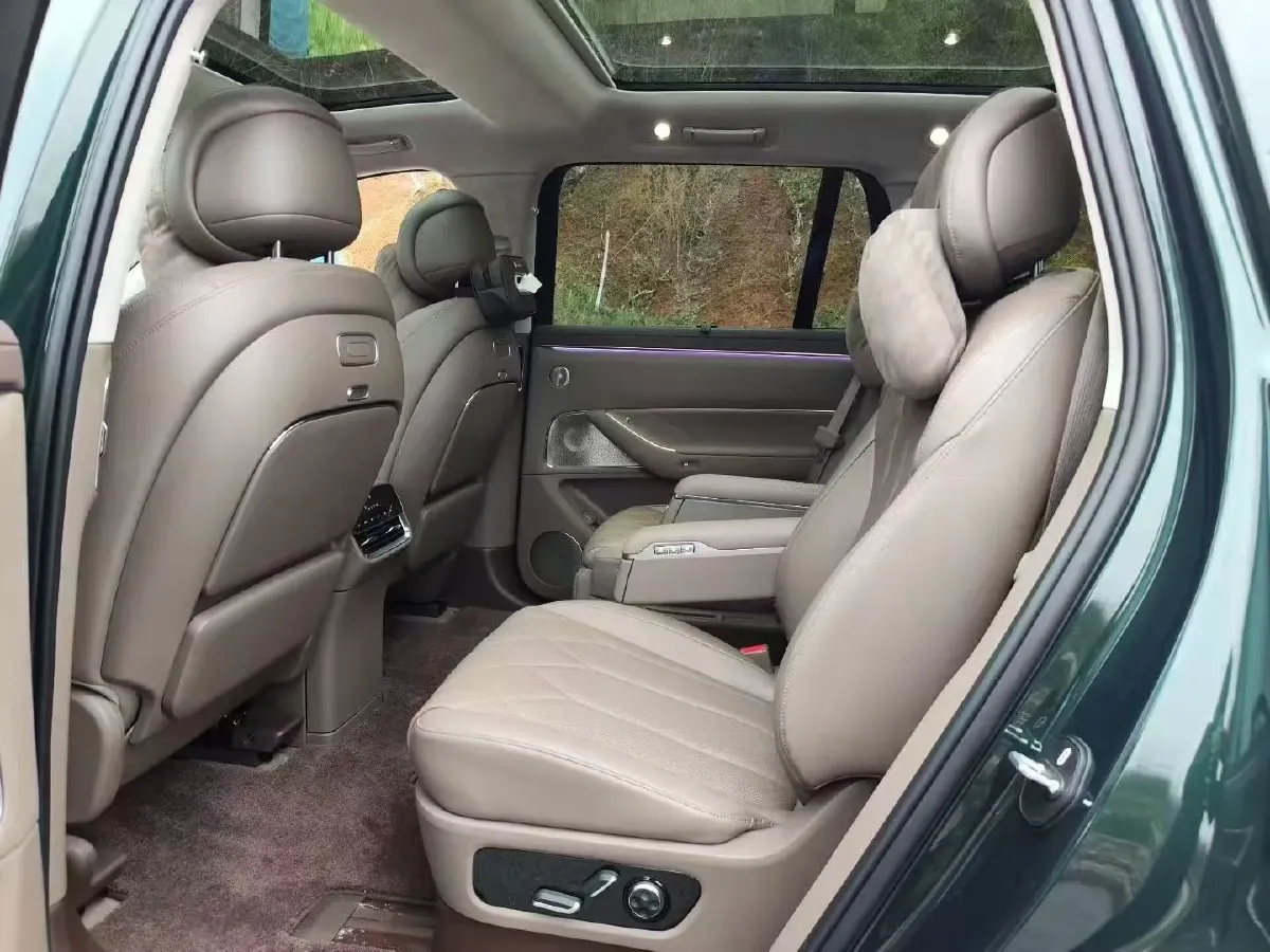 2025 AITO AITO M8 REEV 160HP REEV 53.4KWH,autocango,china used car exporter,china ev exporter,chinese used car exporter,chinese used ev exporter