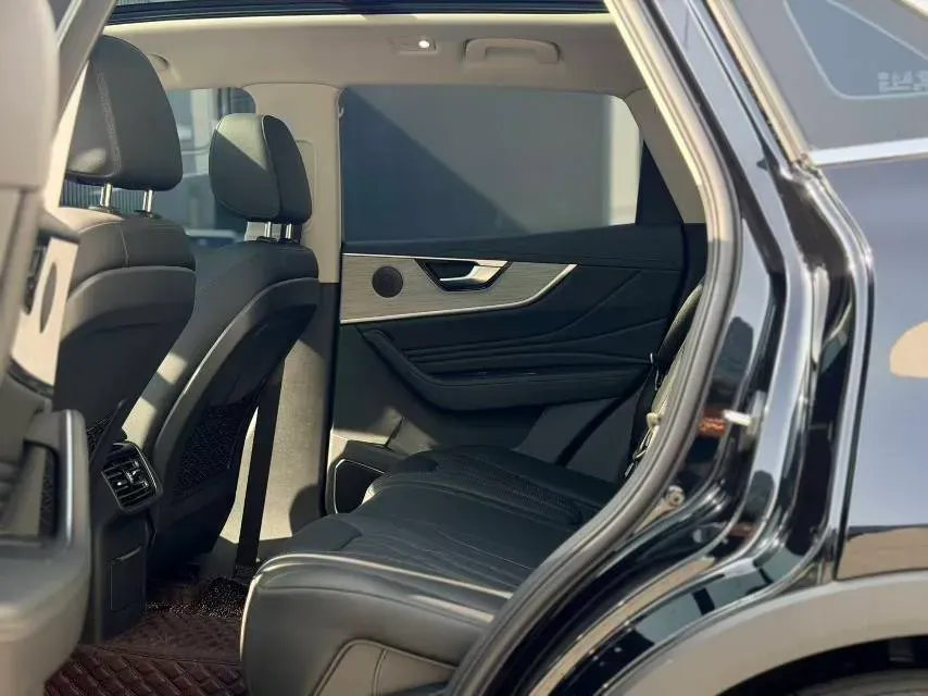 2025 HongQi HS5 2.0T 252HP L4 8AT,autocango,china used car exporter,china ev exporter,chinese used car exporter,chinese used ev exporter