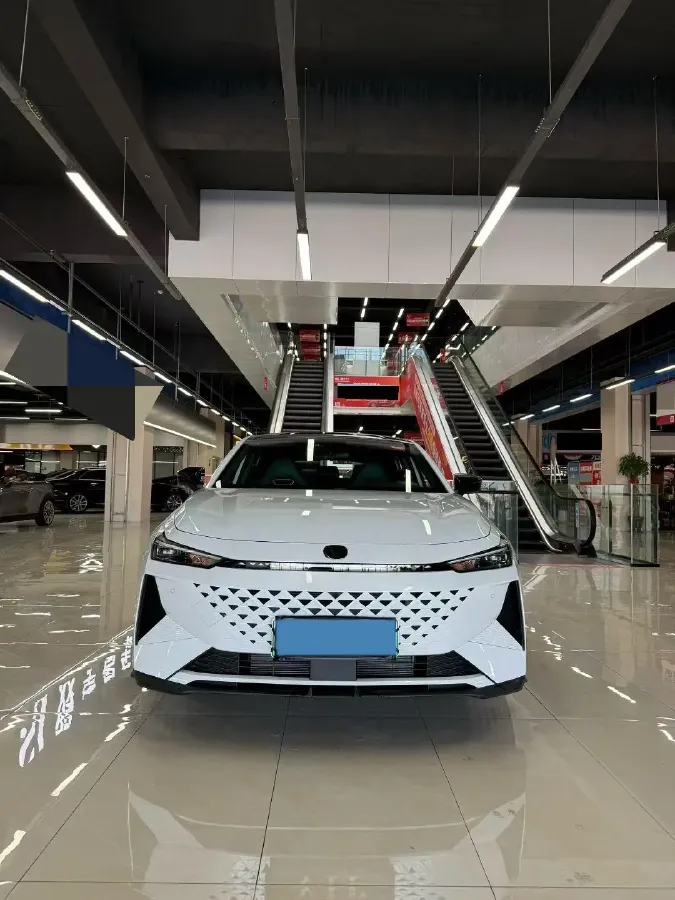 2024 ChangAn UNI-V iDD 1.5L 110HP L4 E-CVT PHEV 18.99KWH,autocango,china used car exporter,china ev exporter,chinese used car exporter,chinese used ev exporter