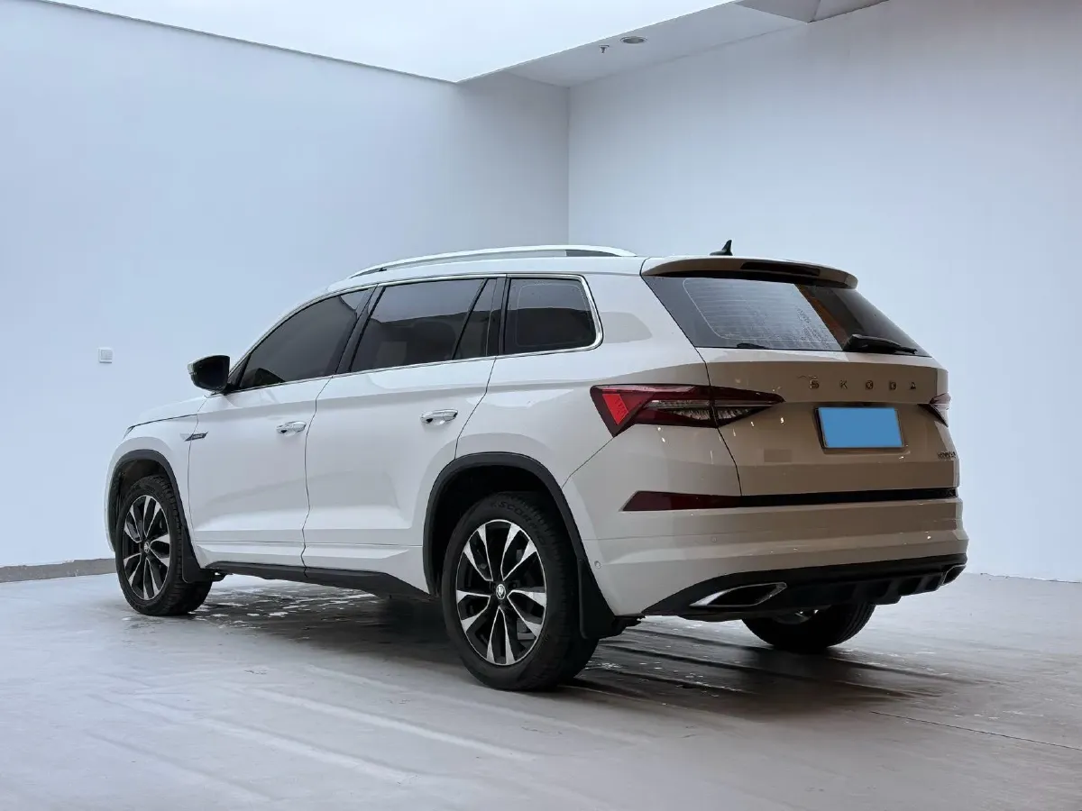 2022 Skoda Kodiak 2.0T 186HP L4 7DCT,autocango,china used car exporter,china ev exporter,chinese used car exporter,chinese used ev exporter