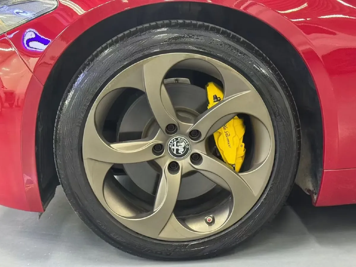 2019 Alfa Romeo Giulia 2.0T 280HP L4 8AT,autocango,china used car exporter,china ev exporter,chinese used car exporter,chinese used ev exporter