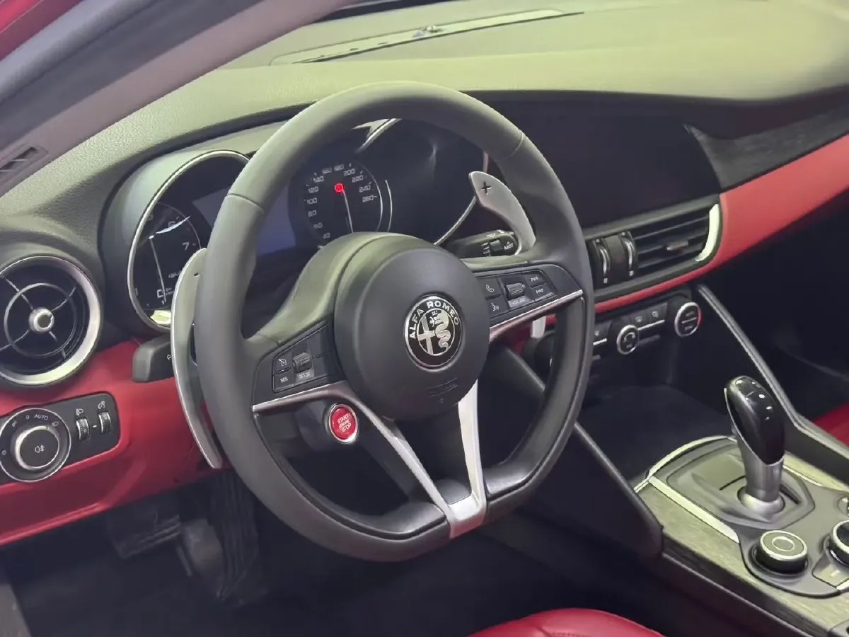 2019 Alfa Romeo Giulia 2.0T 280HP L4 8AT,autocango,china used car exporter,china ev exporter,chinese used car exporter,chinese used ev exporter