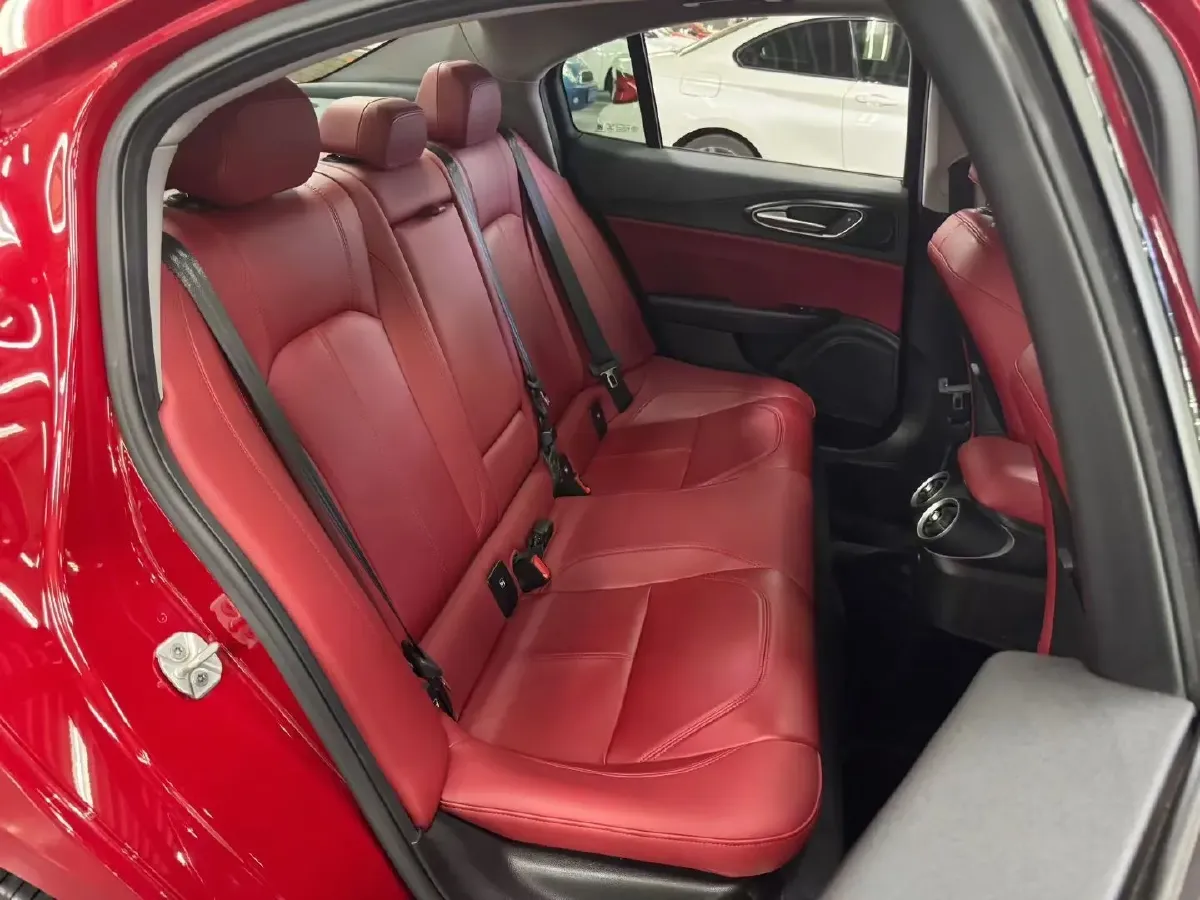 2019 Alfa Romeo Giulia 2.0T 280HP L4 8AT,autocango,china used car exporter,china ev exporter,chinese used car exporter,chinese used ev exporter