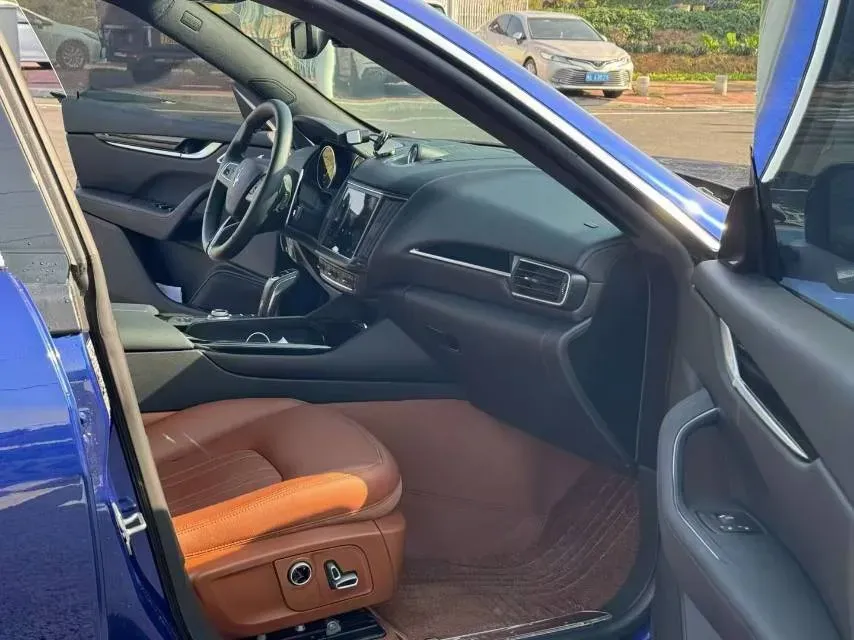 2022 Maserati Levante 2.0T 330HP L4 8AT,autocango,china used car exporter,china ev exporter,chinese used car exporter,chinese used ev exporter