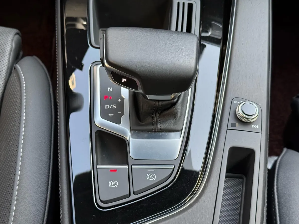 2023 Audi A4L 2.0T 190HP L4 7DCT,autocango,china used car exporter,china ev exporter,chinese used car exporter,chinese used ev exporter