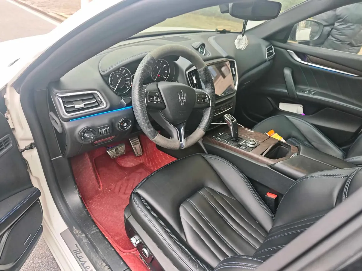 2021 Maserati Ghibli 2.0T 330HP L4 8AT,autocango,china used car exporter,china ev exporter,chinese used car exporter,chinese used ev exporter