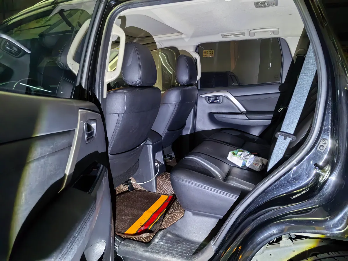 2020 Mitsubishi Pajero 3.0L 209HP V6 8AT,autocango,china used car exporter,china ev exporter,chinese used car exporter,chinese used ev exporter