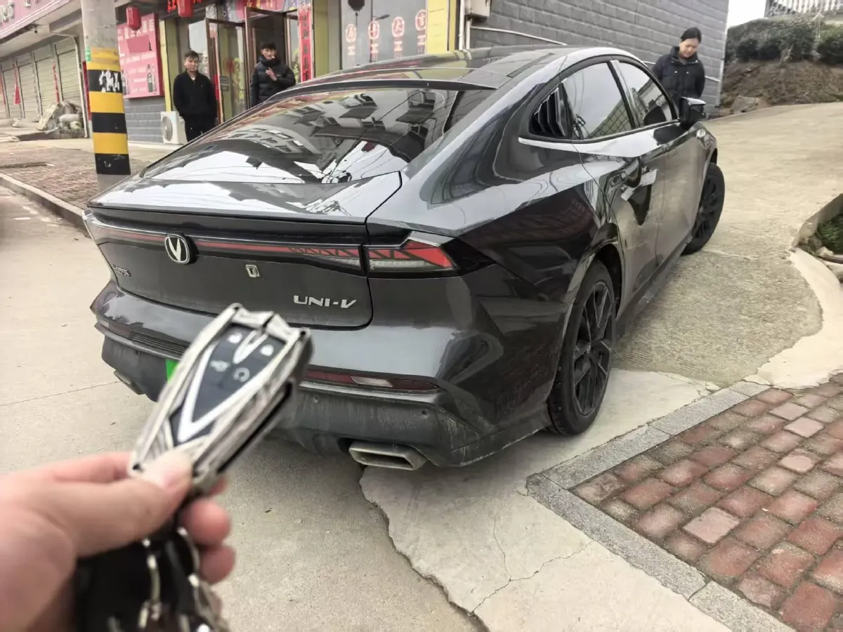 2024 ChangAn UNI-V 1.5T 188HP L4 7DCT,autocango,china used car exporter,china ev exporter,chinese used car exporter,chinese used ev exporter