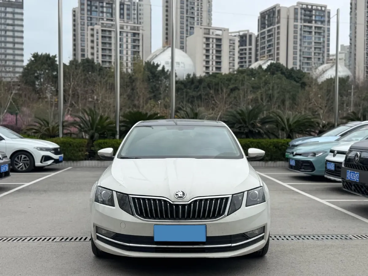 2019 Skoda Octavia 1.2T 116HP L4 7DCT,autocango,china used car exporter,china ev exporter,chinese used car exporter,chinese used ev exporter