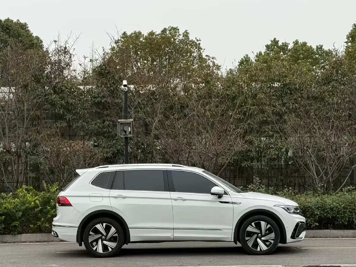 2023 Volkswagen Tiguan L 2.0T 220HP L4 7DCT,autocango,china used car exporter,china ev exporter,chinese used car exporter,chinese used ev exporter