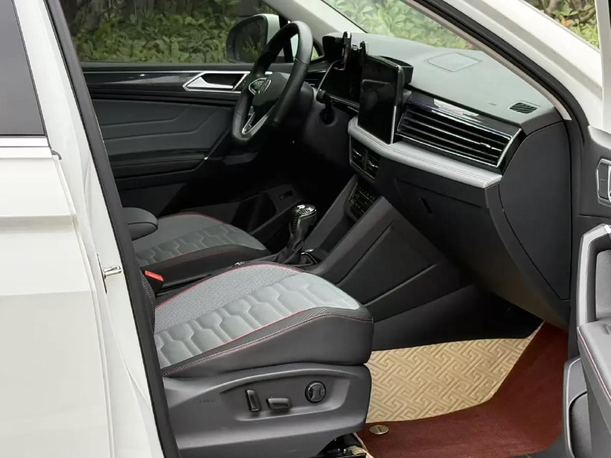 2023 Volkswagen Tiguan L 2.0T 220HP L4 7DCT,autocango,china used car exporter,china ev exporter,chinese used car exporter,chinese used ev exporter