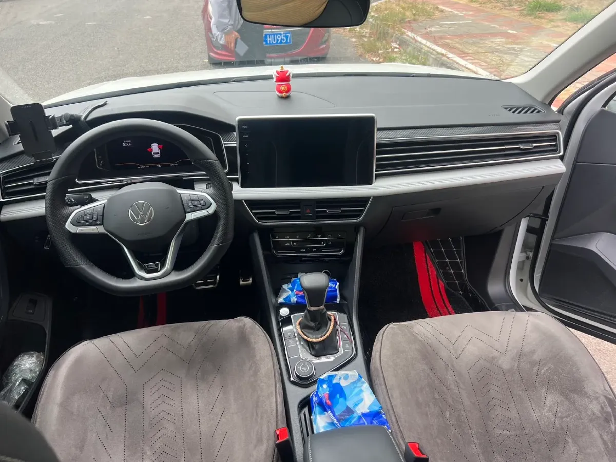 2024 Volkswagen Tiguan L 2.0T 220HP L4 7DCT,autocango,china used car exporter,china ev exporter,chinese used car exporter,chinese used ev exporter