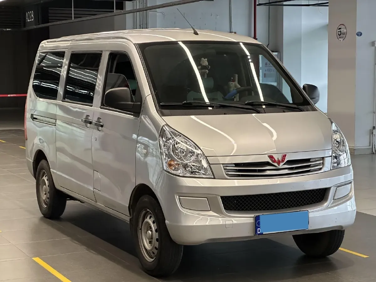 2021 WuLing RongGuang S 1.2L 76HP L4 5MT,autocango,china used car exporter,china ev exporter,chinese used car exporter,chinese used ev exporter