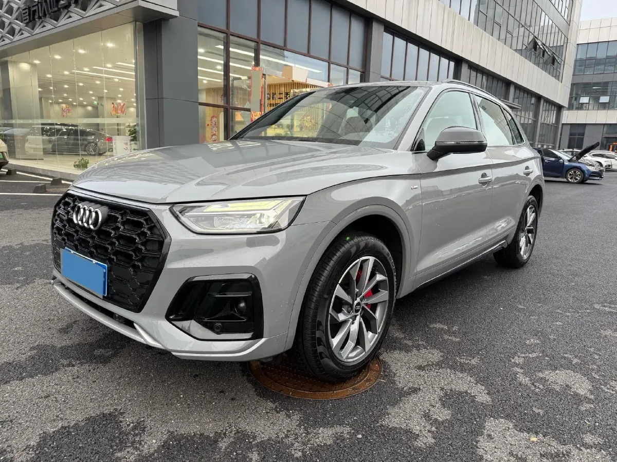 2025 Audi Q5L 2.0T 190HP L4 7DCT,autocango,china used car exporter,china ev exporter,chinese used car exporter,chinese used ev exporter