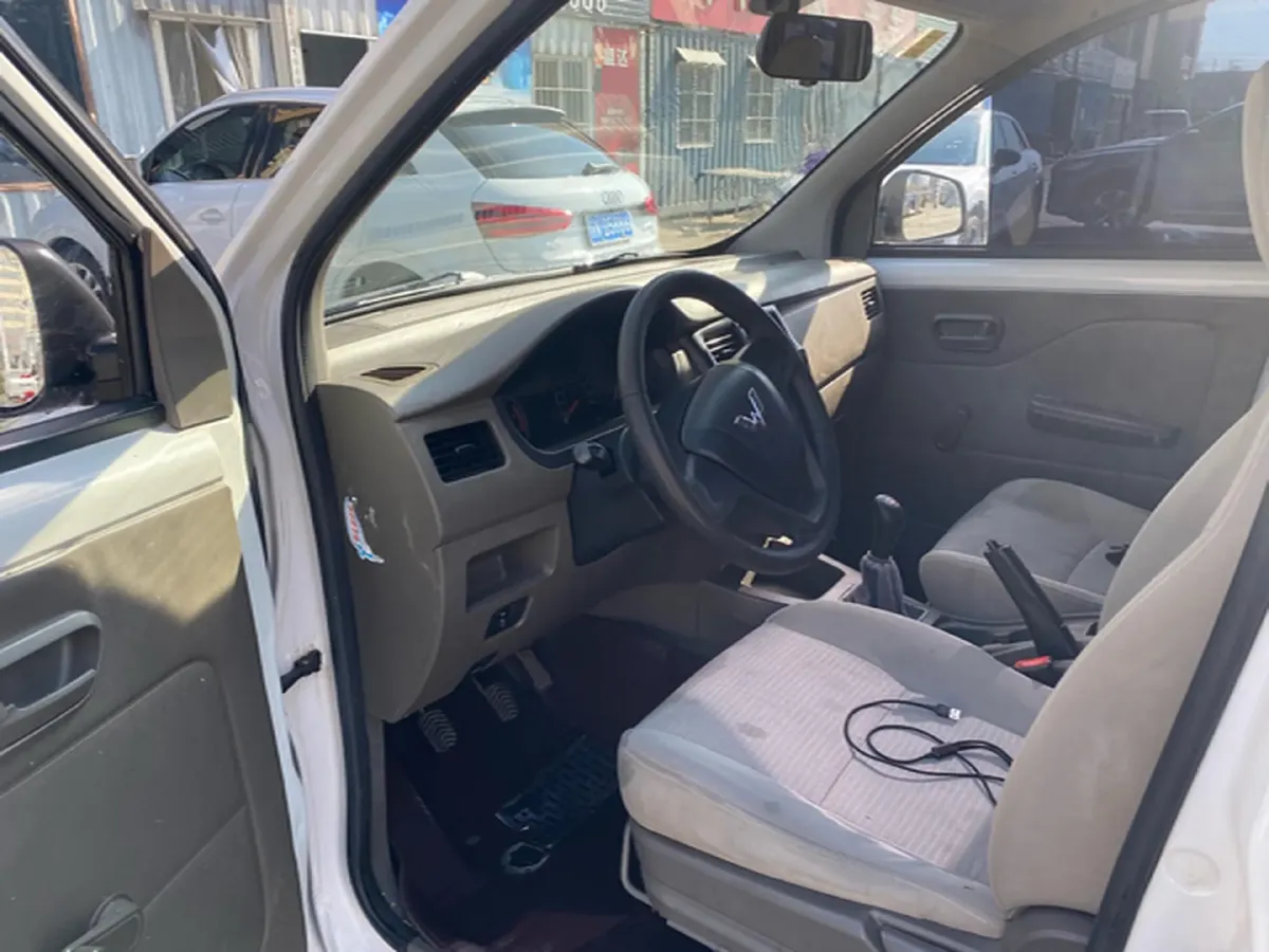 2015 WuLing RongGuang V 1.5L 112HP L4 5MT,autocango,china used car exporter,china ev exporter,chinese used car exporter,chinese used ev exporter