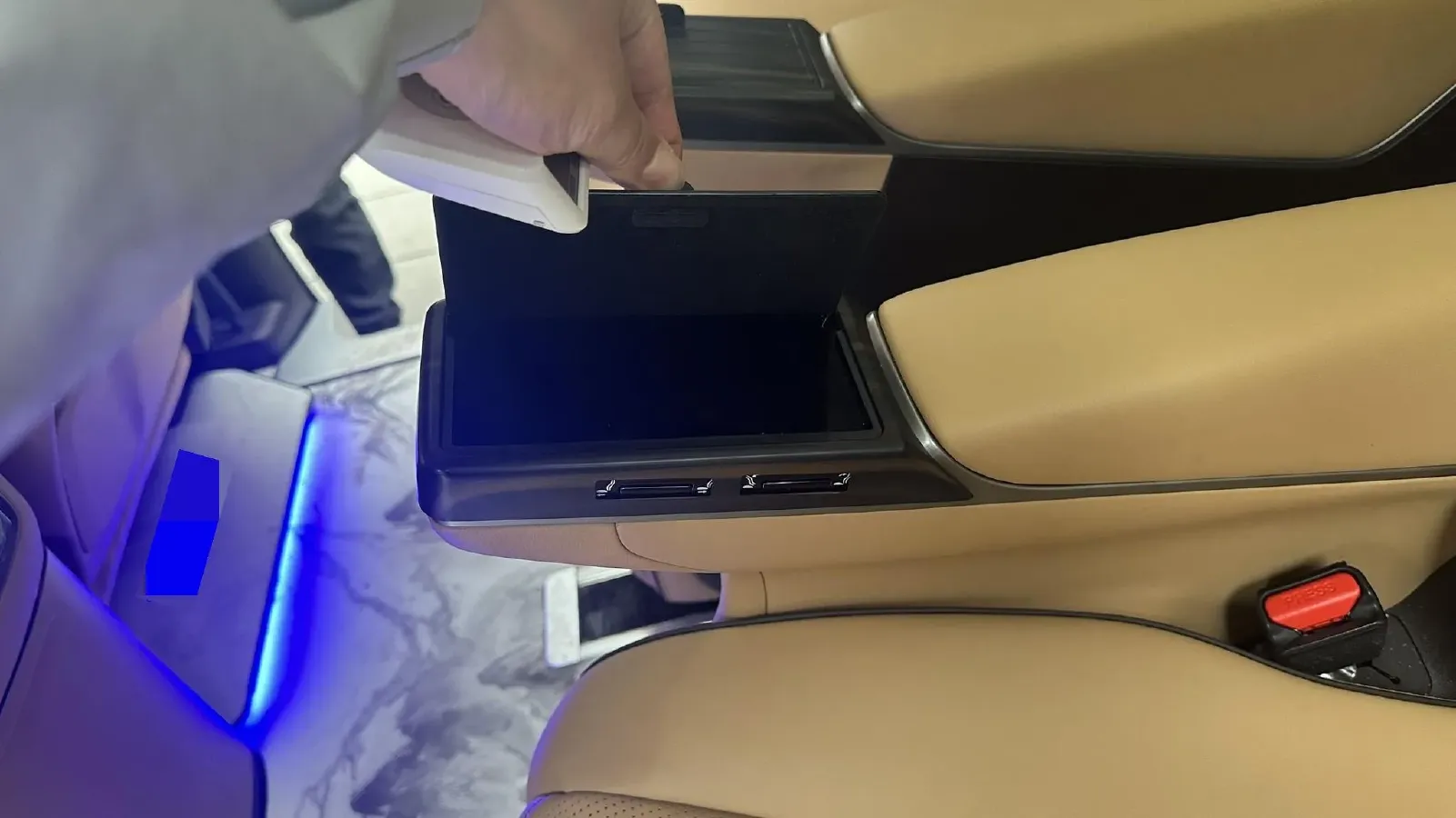 2024 Denza D9 1.5T 139HP L4 E-CVT PHEV 40KWH,autocango,china used car exporter,china ev exporter,chinese used car exporter,chinese used ev exporter