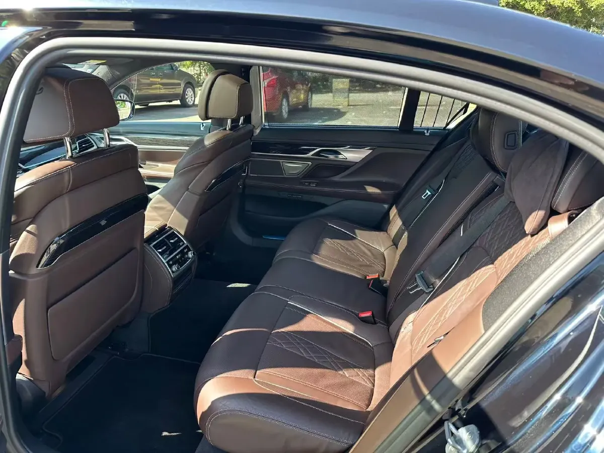 2019 BMW 7 Series 3.0T 340HP L6 8AT,autocango,china used car exporter,china ev exporter,chinese used car exporter,chinese used ev exporter