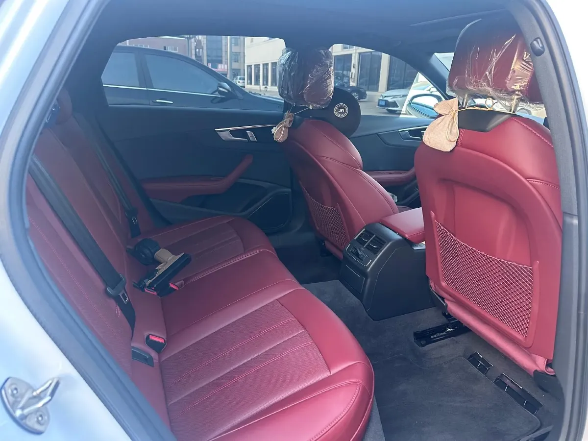 2025 Audi A4L 2.0T 190HP L4 7DCT,autocango,china used car exporter,china ev exporter,chinese used car exporter,chinese used ev exporter