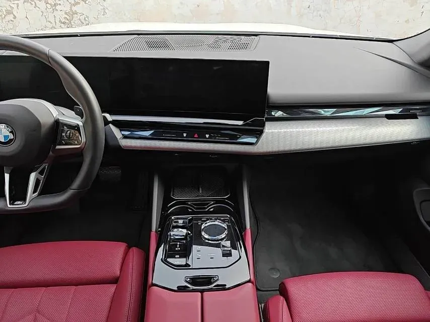 2024 BMW 5 Series 2.0T 190HP L4 8AT,autocango,china used car exporter,china ev exporter,chinese used car exporter,chinese used ev exporter