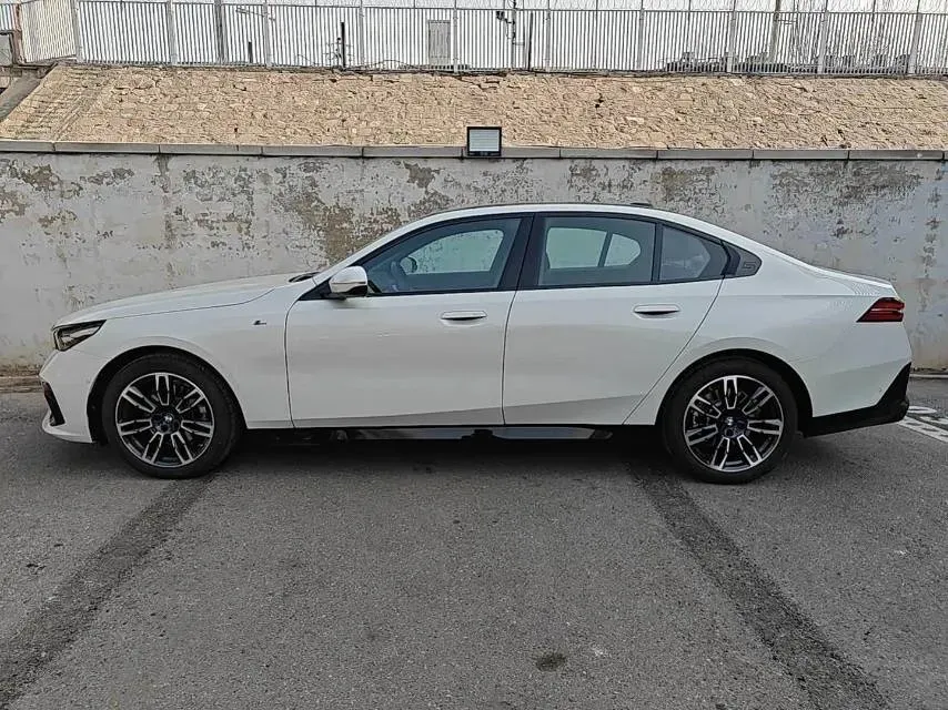 2024 BMW 5 Series 2.0T 190HP L4 8AT,autocango,china used car exporter,china ev exporter,chinese used car exporter,chinese used ev exporter