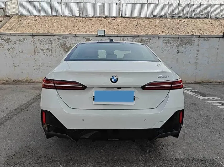 2024 BMW 5 Series 2.0T 190HP L4 8AT,autocango,china used car exporter,china ev exporter,chinese used car exporter,chinese used ev exporter