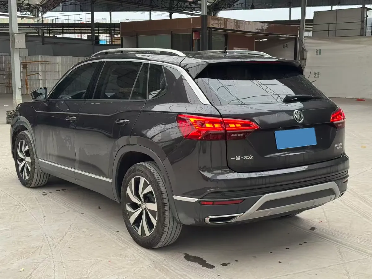 2019 Jeep Cherokee 2.0T 234HP L4 9AT,autocango,china used car exporter,china ev exporter,chinese used car exporter,chinese used ev exporter