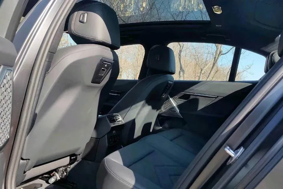 2024 Voyah Dream 1.5T 150HP L4 PHEV 43KWH,autocango,china used car exporter,china ev exporter,chinese used car exporter,chinese used ev exporter