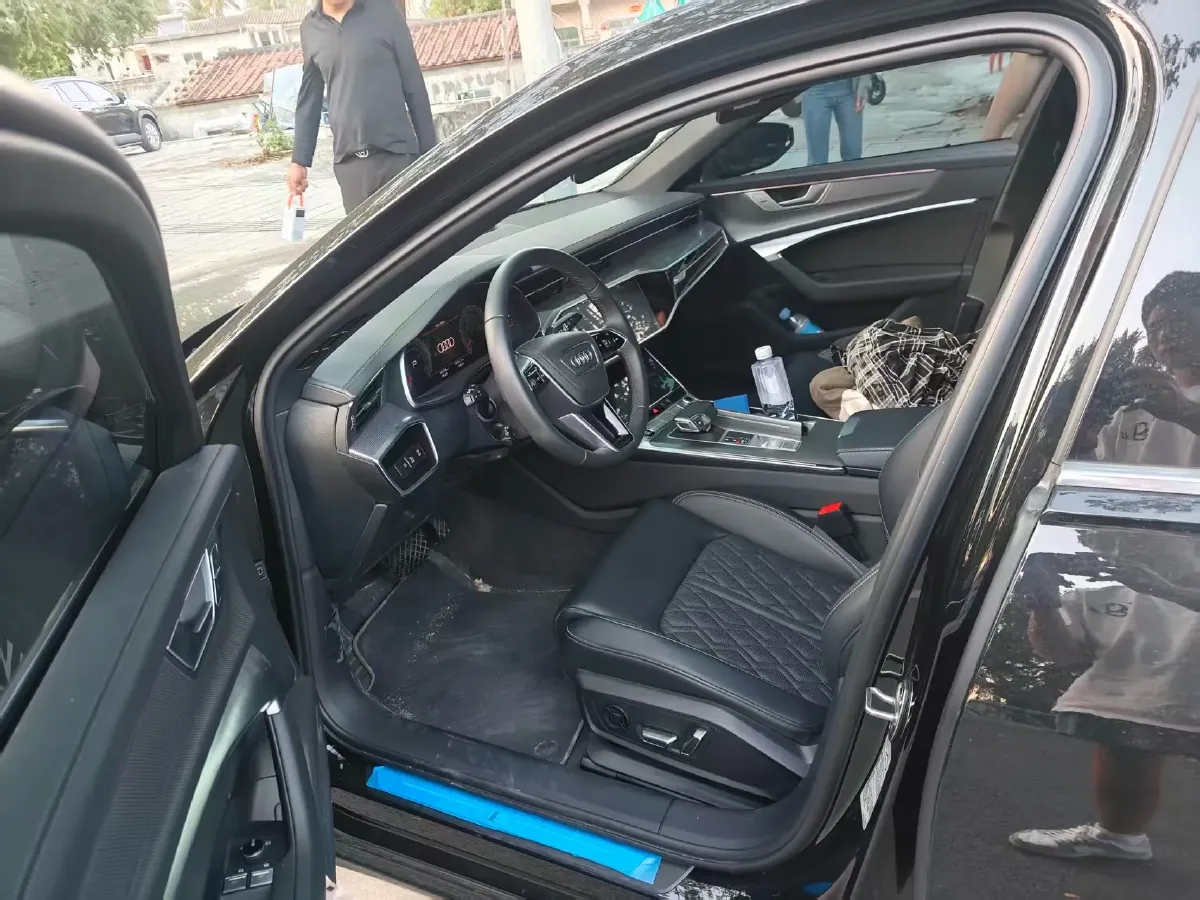 2025 Audi A6L 2.0T 245HP L4 7DCT,autocango,china used car exporter,china ev exporter,chinese used car exporter,chinese used ev exporter