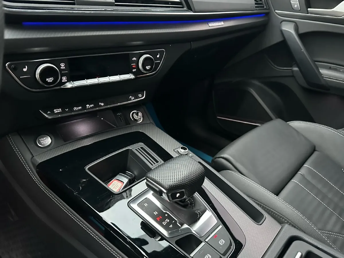 2024 Audi Q5L 2.0T 245HP L4 7DCT,autocango,china used car exporter,china ev exporter,chinese used car exporter,chinese used ev exporter