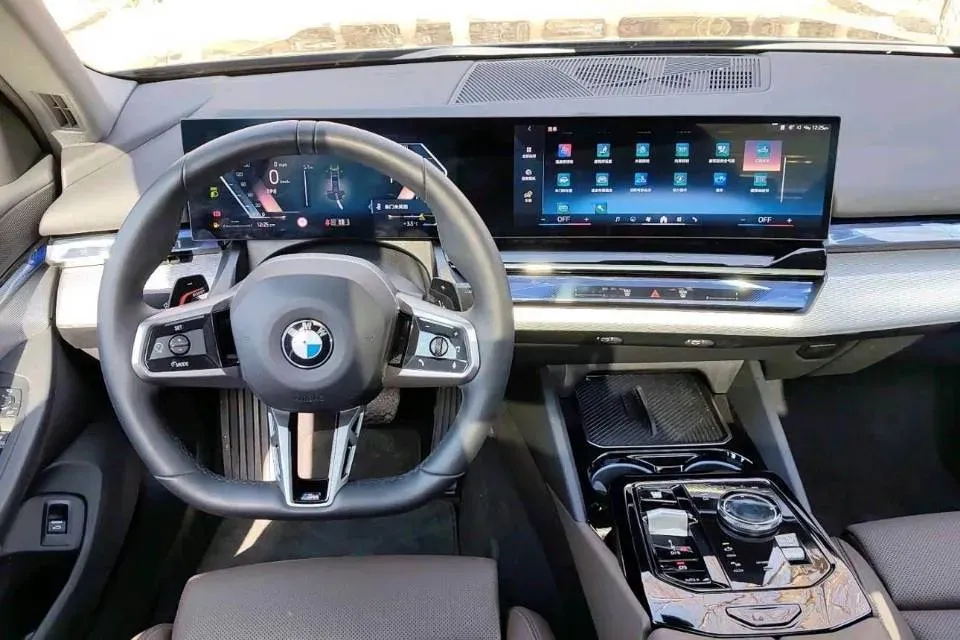 2024 BMW 5 Series 2.0T 190HP L4 8AT,autocango,china used car exporter,china ev exporter,chinese used car exporter,chinese used ev exporter