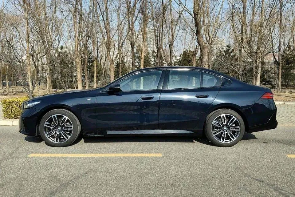 2024 BMW 5 Series 2.0T 190HP L4 8AT,autocango,china used car exporter,china ev exporter,chinese used car exporter,chinese used ev exporter