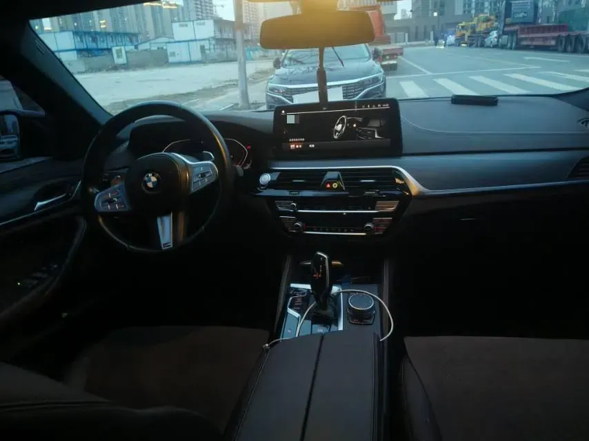 2022 BMW 5 Series 2.0T 252HP L4 8AT,autocango,china used car exporter,china ev exporter,chinese used car exporter,chinese used ev exporter