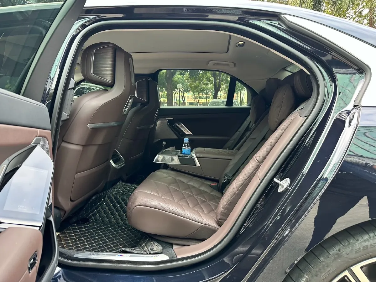 2023 BMW 7 Series 3.0T 381HP L6 8AT,autocango,china used car exporter,china ev exporter,chinese used car exporter,chinese used ev exporter