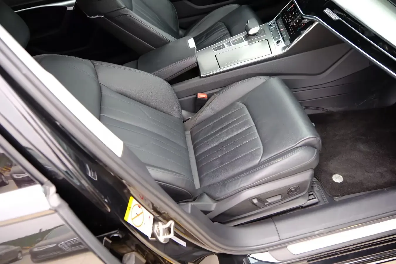 2022 Audi A6L 2.0T 224HP L4 7DCT,autocango,china used car exporter,china ev exporter,chinese used car exporter,chinese used ev exporter