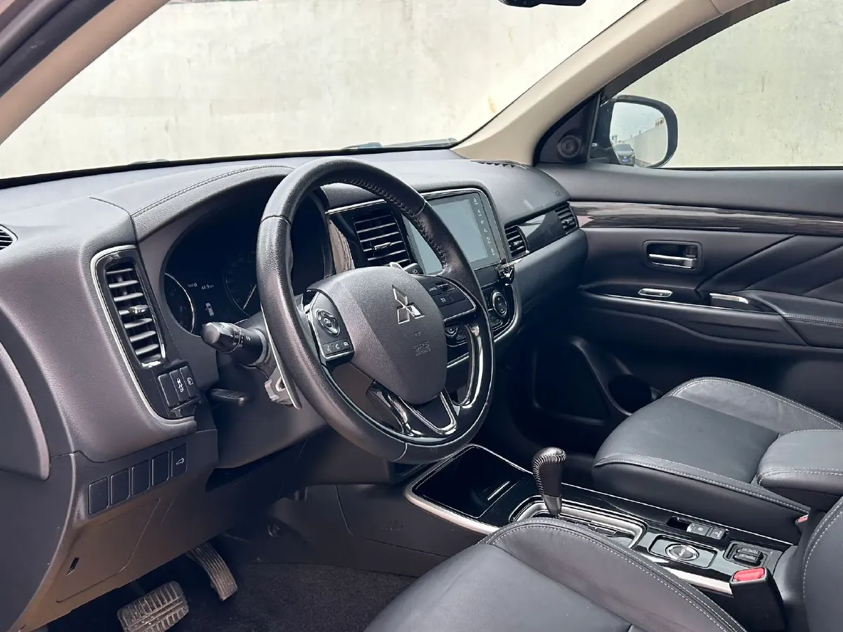 2018 Mitsubishi Outlander 2.4L 192HP L4 CVT,autocango,china used car exporter,china ev exporter,chinese used car exporter,chinese used ev exporter