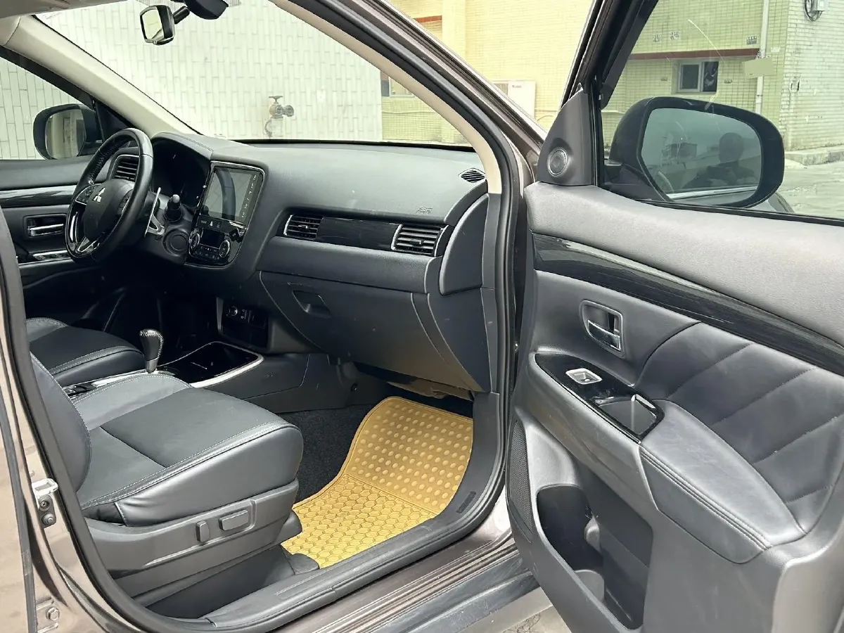 2018 Mitsubishi Outlander 2.4L 192HP L4 CVT,autocango,china used car exporter,china ev exporter,chinese used car exporter,chinese used ev exporter
