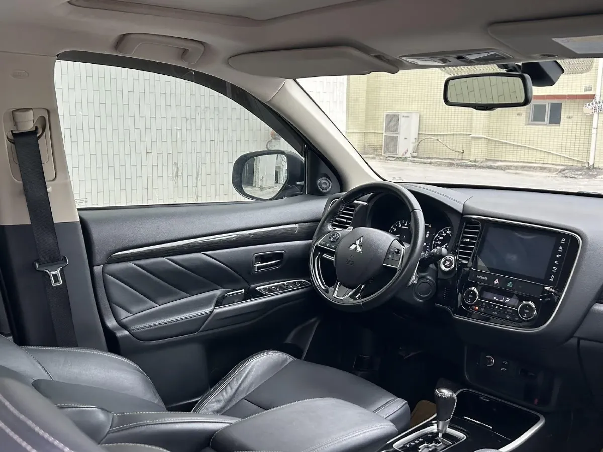 2018 Mitsubishi Outlander 2.4L 192HP L4 CVT,autocango,china used car exporter,china ev exporter,chinese used car exporter,chinese used ev exporter