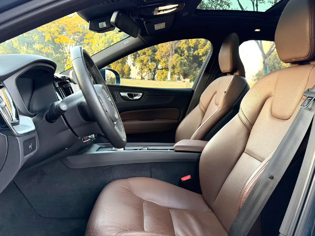 2023 Volvo XC60 2.0T 250HP L4 8AT,autocango,china used car exporter,china ev exporter,chinese used car exporter,chinese used ev exporter