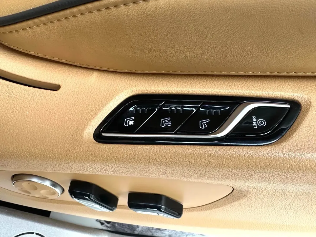 2022 Voyah Dream 1.5T 136HP L4 PHEV 25.57KWH,autocango,china used car exporter,china ev exporter,chinese used car exporter,chinese used ev exporter