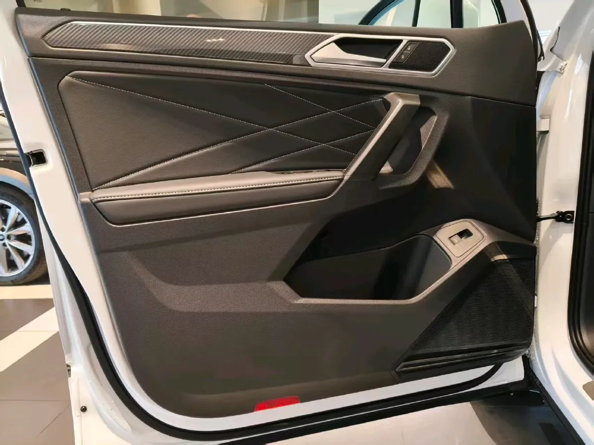 2024 Volkswagen Tiguan L 2.0T 186HP L4 7DCT,autocango,china used car exporter,china ev exporter,chinese used car exporter,chinese used ev exporter