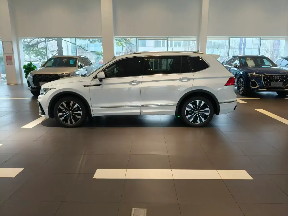 2024 Volkswagen Tiguan L 2.0T 186HP L4 7DCT,autocango,china used car exporter,china ev exporter,chinese used car exporter,chinese used ev exporter