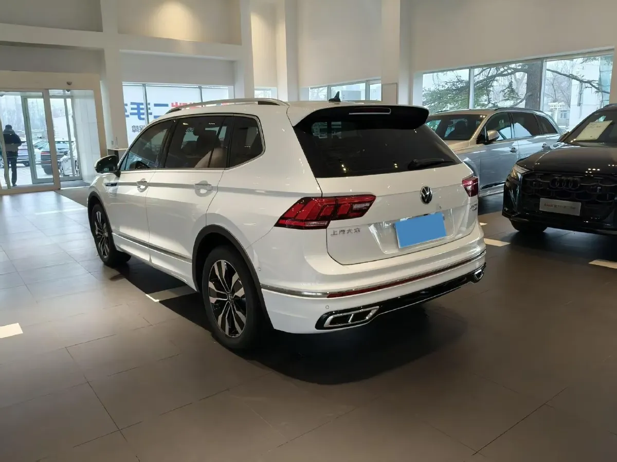 2024 Volkswagen Tiguan L 2.0T 186HP L4 7DCT,autocango,china used car exporter,china ev exporter,chinese used car exporter,chinese used ev exporter