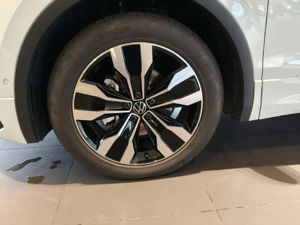 2024 Volkswagen Tiguan L 2.0T 186HP L4 7DCT,autocango,china used car exporter,china ev exporter,chinese used car exporter,chinese used ev exporter