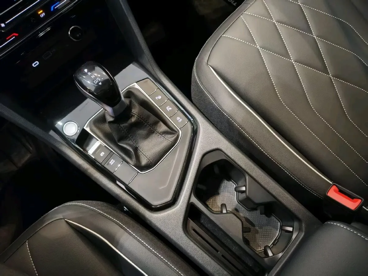 2024 Volkswagen Tiguan L 2.0T 186HP L4 7DCT,autocango,china used car exporter,china ev exporter,chinese used car exporter,chinese used ev exporter