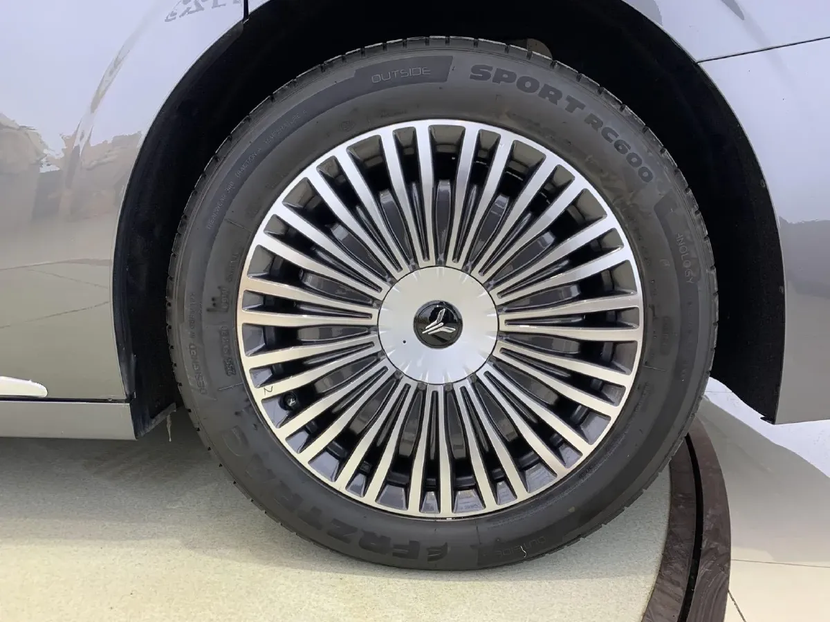 2025 Voyah Dream 1.5T 150HP L4 PHEV 41.7KWH,autocango,china used car exporter,china ev exporter,chinese used car exporter,chinese used ev exporter